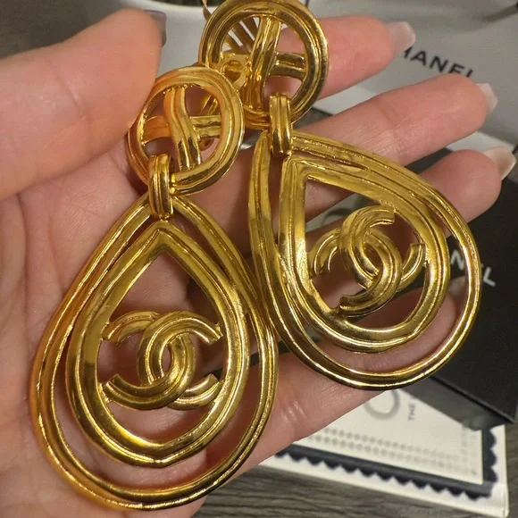 Beautiful CHANEL Vintage Elegant Gold CCStatement Drop Clip On Earrings